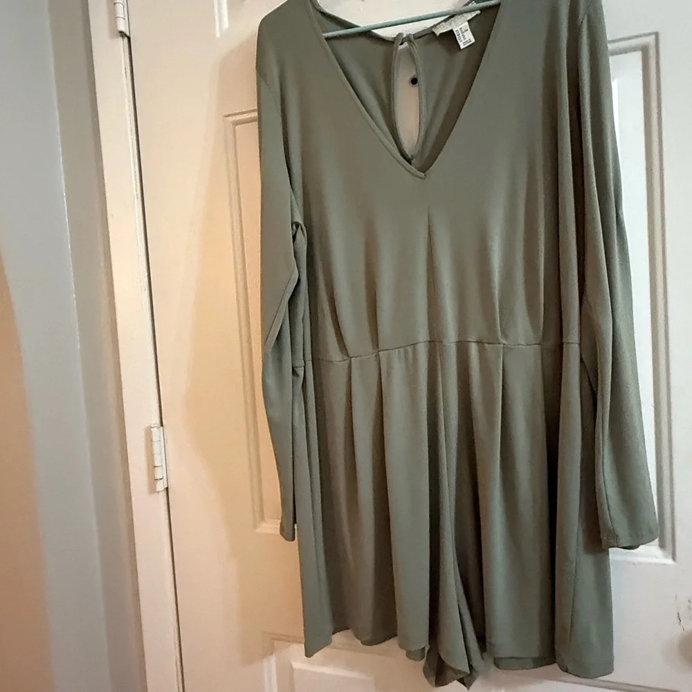 Forever 21 Plus Green Long Sleeve Romper - Picture 2 of 10